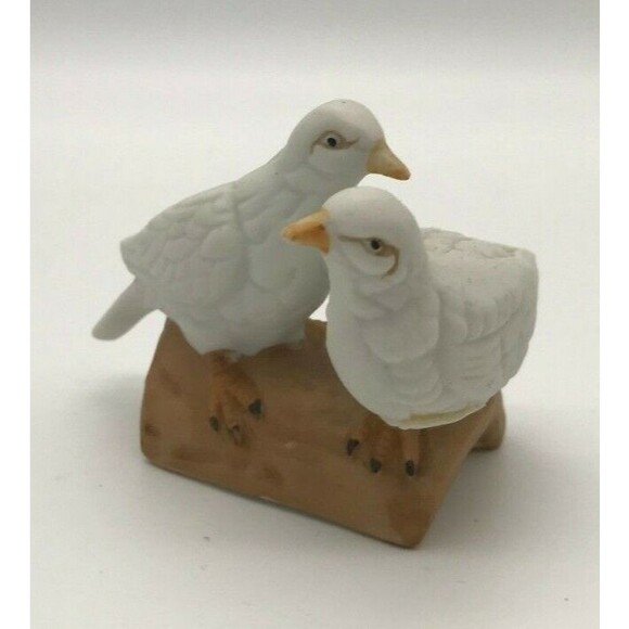 Vintage Capodimonte 2 White Doves on branch - Small Bisque Bird Figurine - Italy - Picture 1 of 7